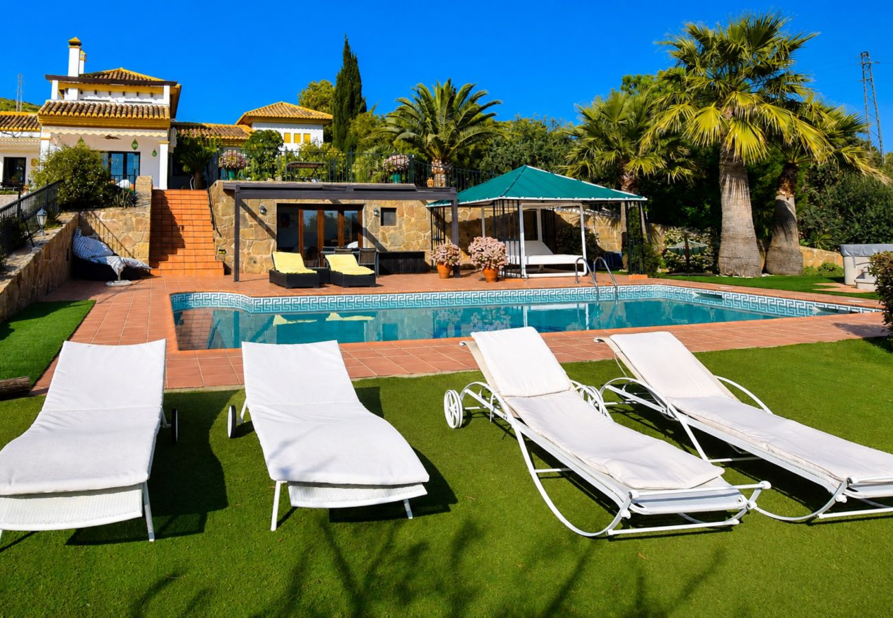Villa in Antequera - Andalusischer Familienurlaubsort mit Pool, Padel-Platz und in der Nähe von El Torcal de Antequera