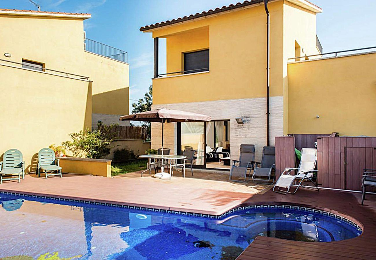 Ferienhaus in Sant Pere Pescador - Modernes Ferienhaus mit 3 Schlafzimmern und privatem Pool in Sant Pere Pescador
