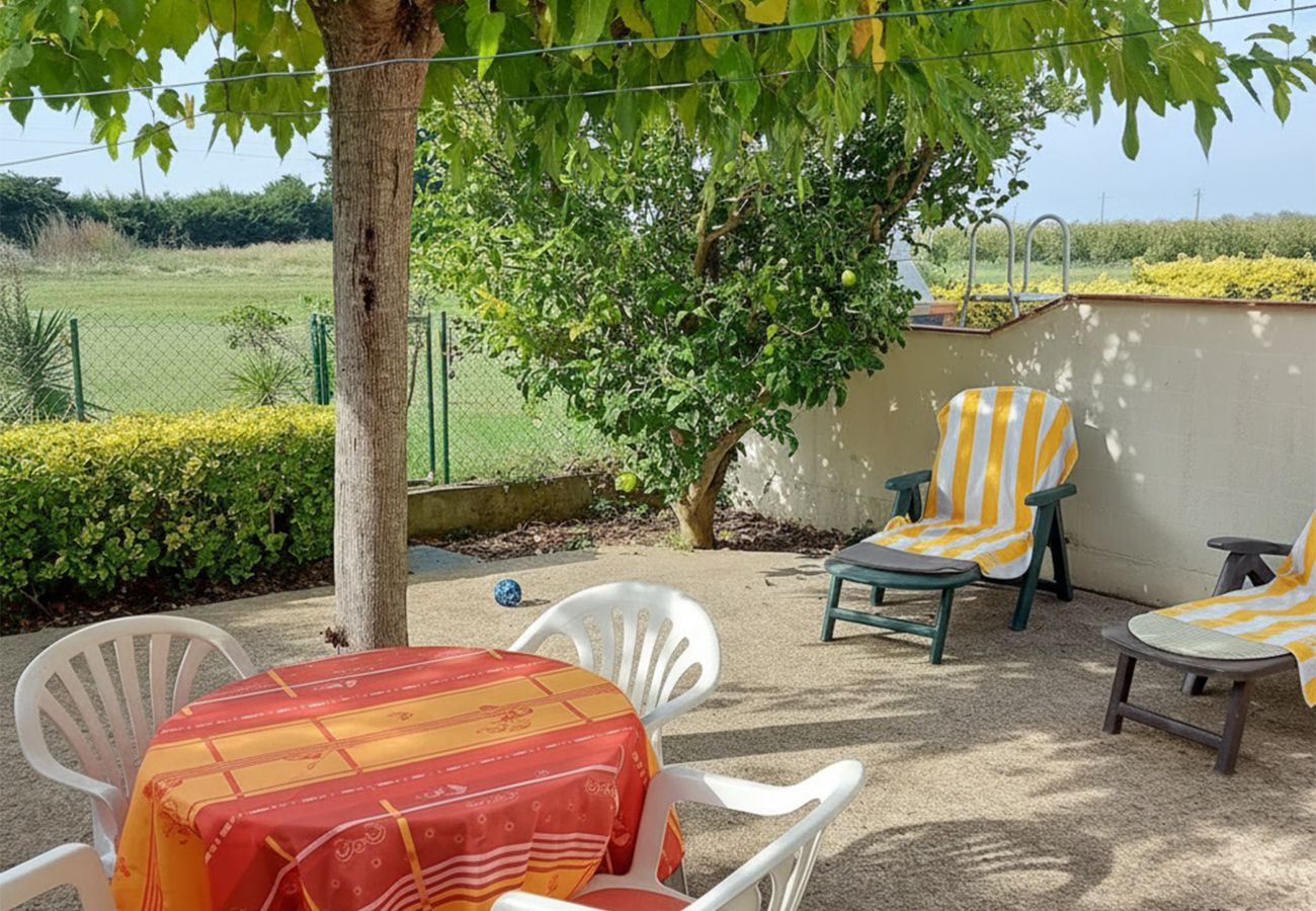 Privater, umzäunter Garten mit Aussicht, Sonnenliegen und Esstisch