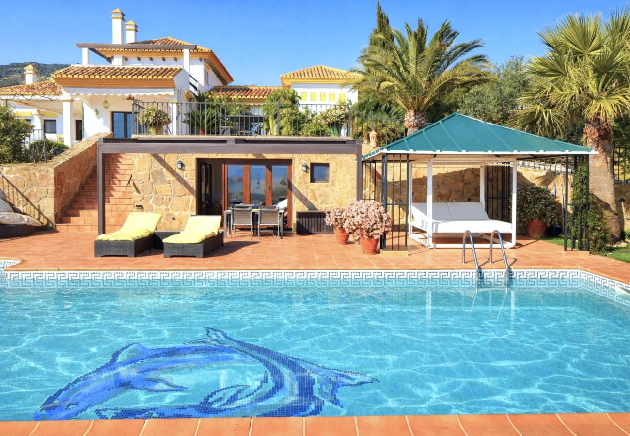 Villa en Antequera - Casa familiar andaluza con piscina, pista de pádel y cerca de El Torcal de Antequera