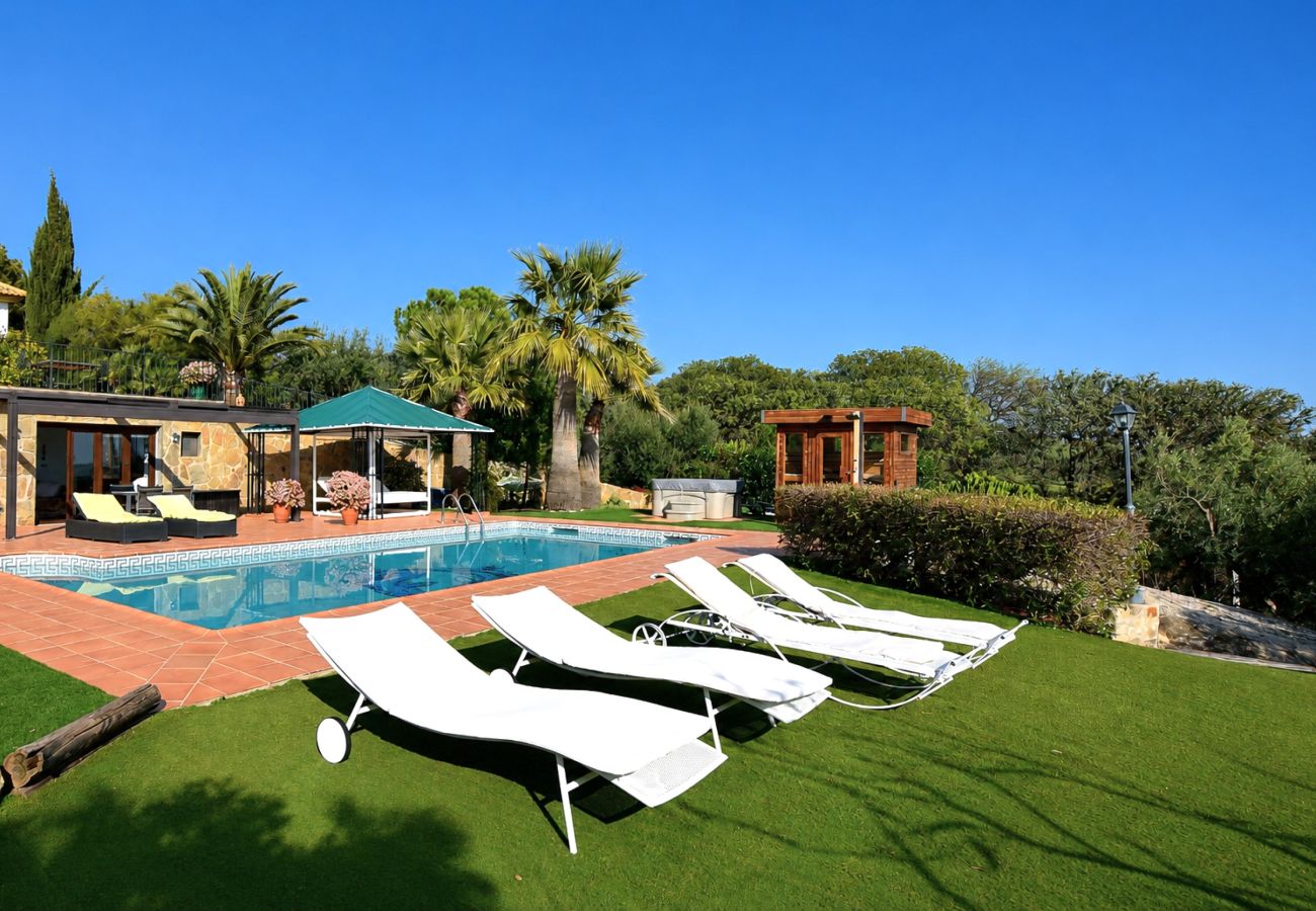 Villa en Antequera - Casa familiar andaluza con piscina, pista de pádel y cerca de El Torcal de Antequera