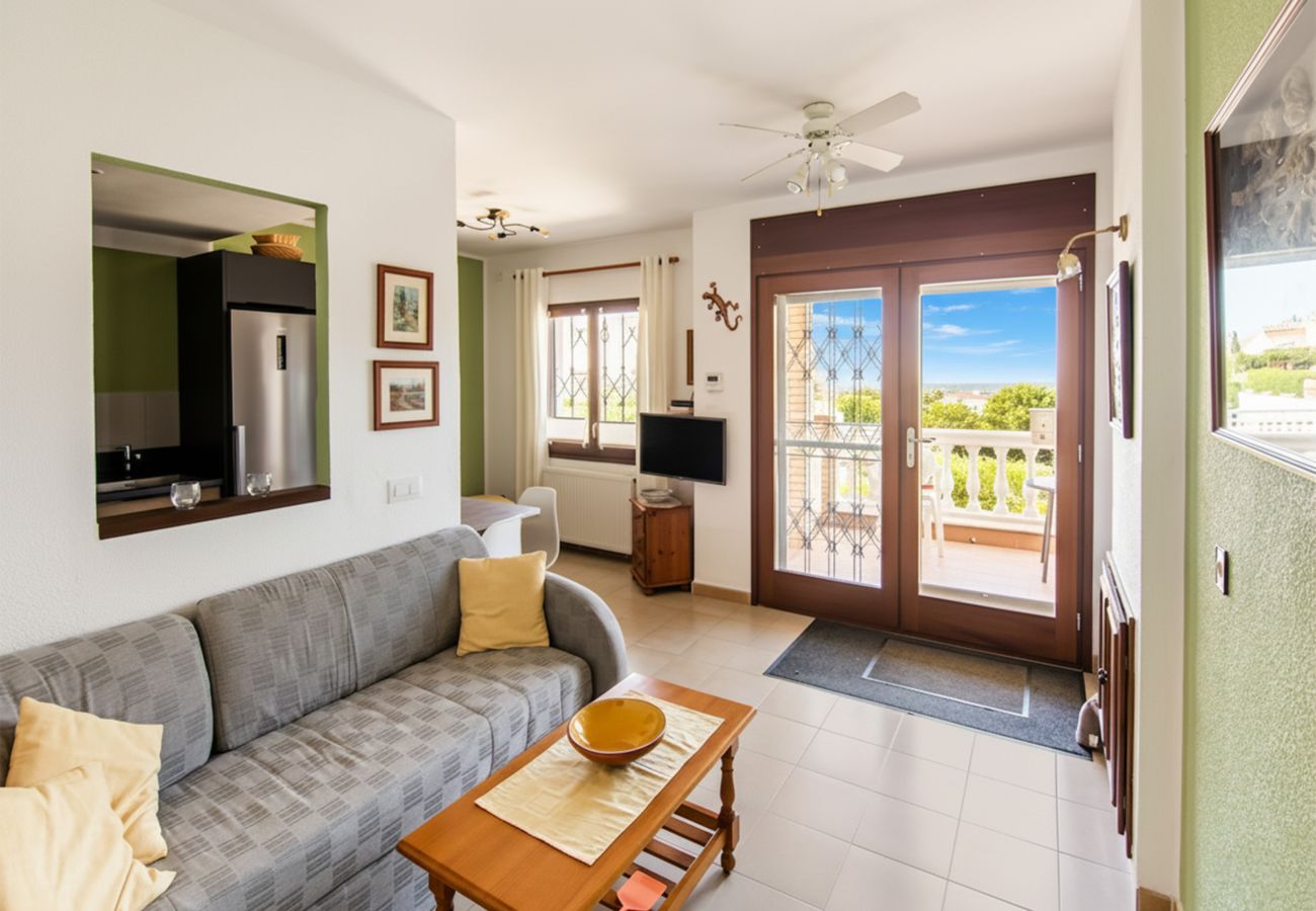 Alquiler de vacaciones con bonito jardín, terraza y cerca de la playa de arena