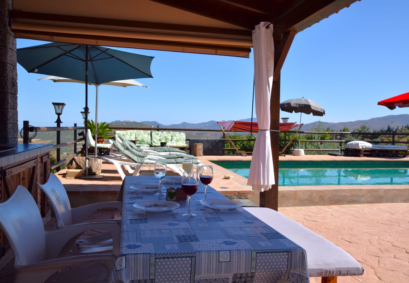Villa à Riogordo - Belle villa andalouse avec piscine privée et vue imprenable