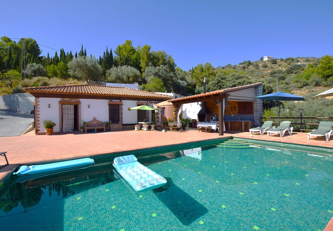 Villa à Riogordo - Belle villa andalouse avec piscine privée et vue imprenable