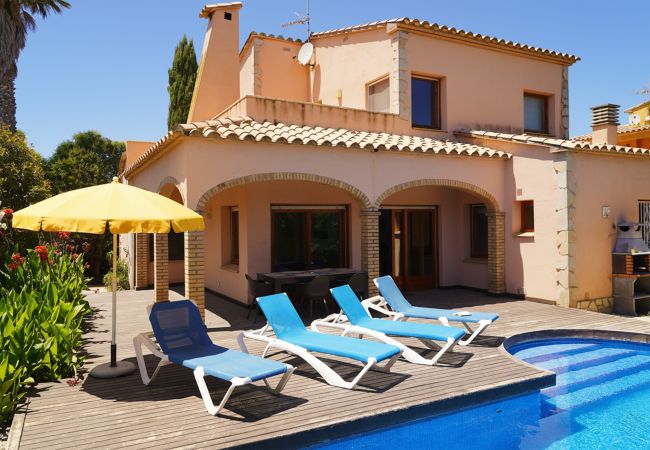 Villa in Sant Pere Pescador - Schitterende villa bij zandstrand van Sant Pere Pescador
