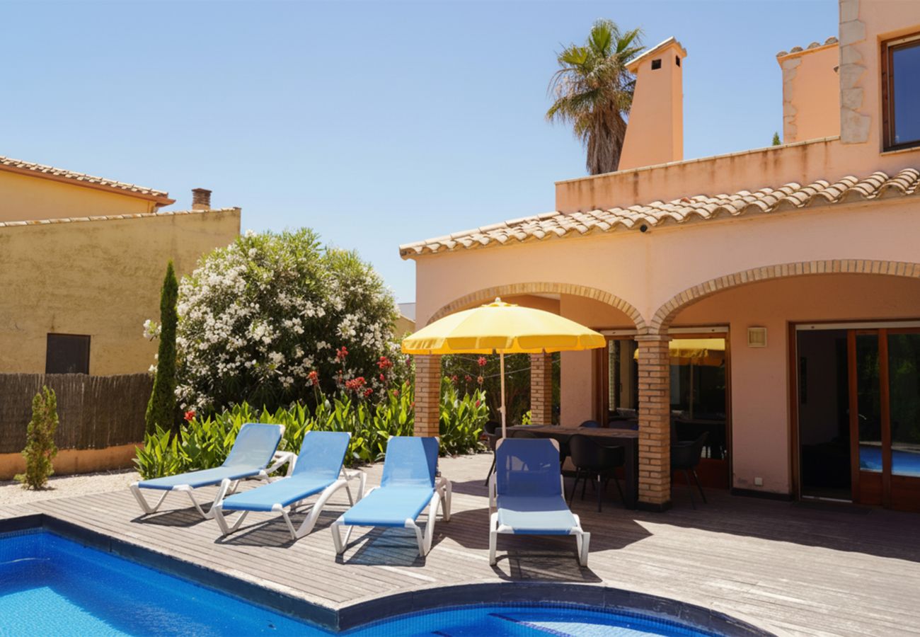 Villa in Sant Pere Pescador - Schitterende villa bij zandstrand van Sant Pere Pescador