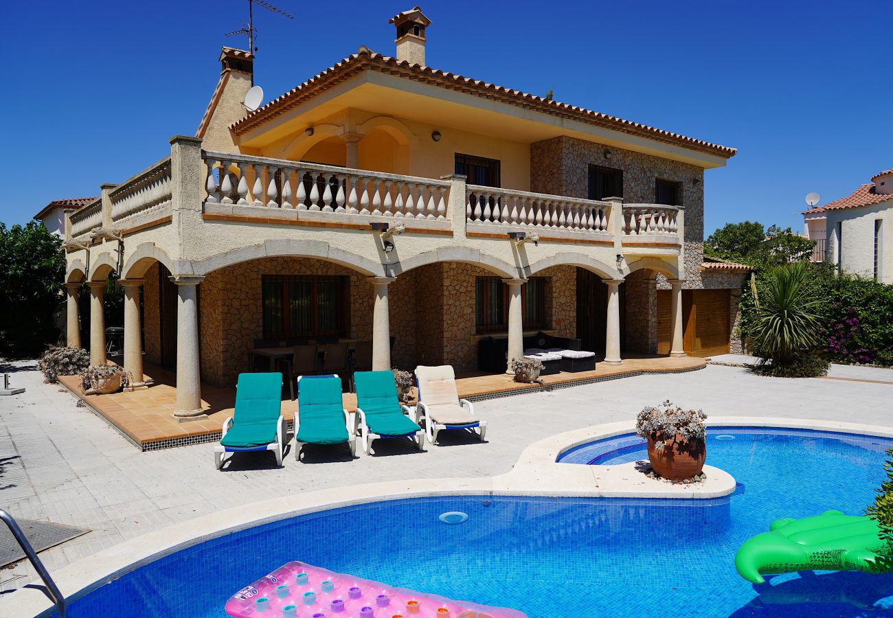 Villa in Sant Pere Pescador - Ruime villa met privézwembad vlak bij het strand aan de Costa Brava