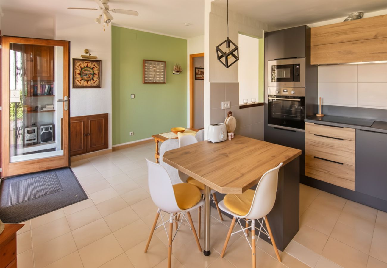 Lichte en gezellig ingerichte woonkamer met open keuken, eettafel en zithoek