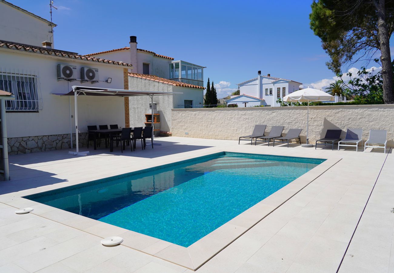 Villa in Sant Pere Pescador - Comfortable house with a pool very close to the beach.