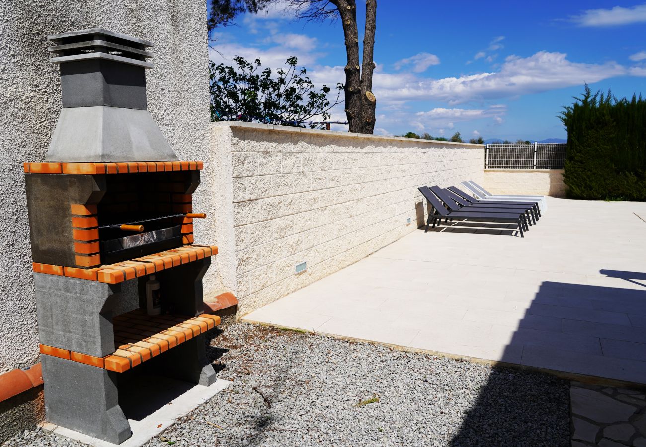 Villa in Sant Pere Pescador - Comfortable house with a pool very close to the beach.