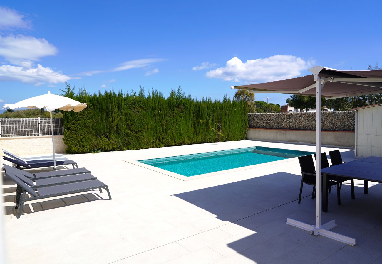 Villa in Sant Pere Pescador - Comfortable house with a pool very close to the beach.