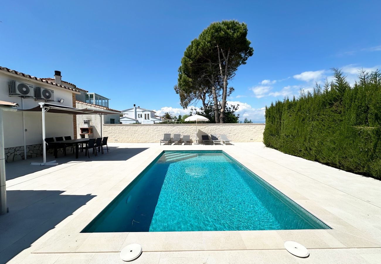 Villa in Sant Pere Pescador - Comfortable house with a pool very close to the beach.