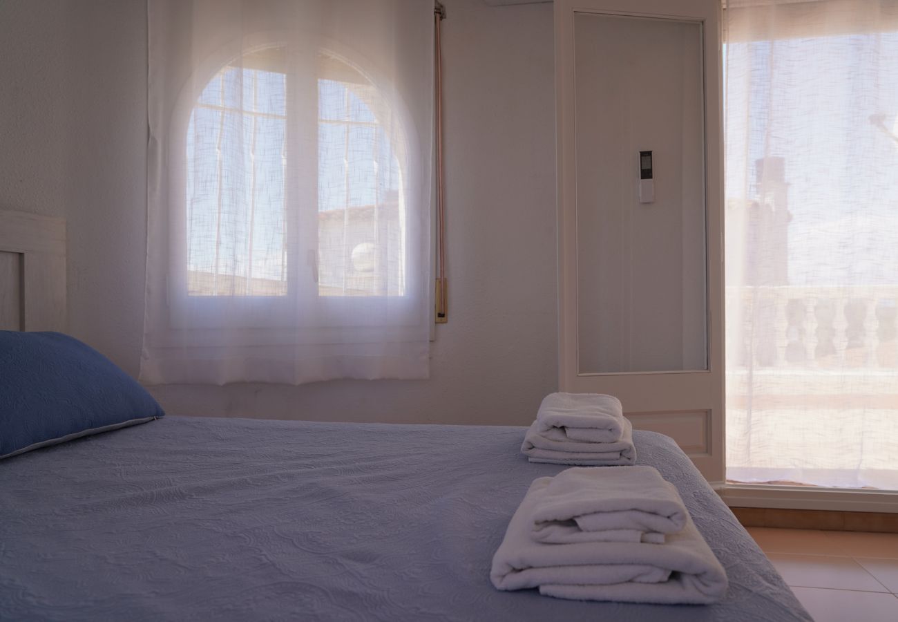 Villa in Sant Pere Pescador - Comfortable house with a pool very close to the beach.