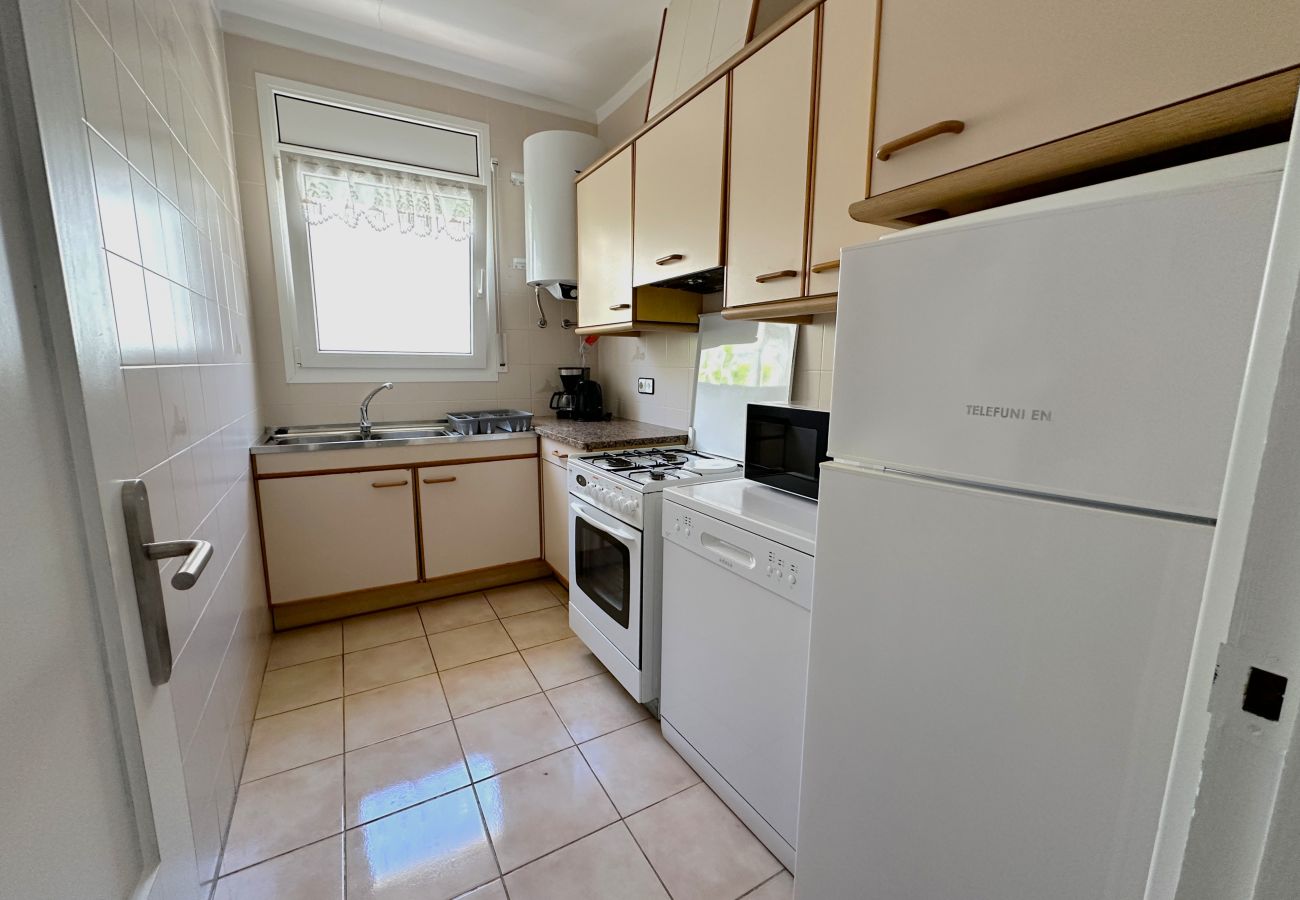 Villa in Sant Pere Pescador - Comfortable house with a pool very close to the beach.