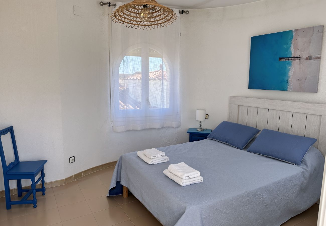 Villa in Sant Pere Pescador - Comfortable house with a pool very close to the beach.