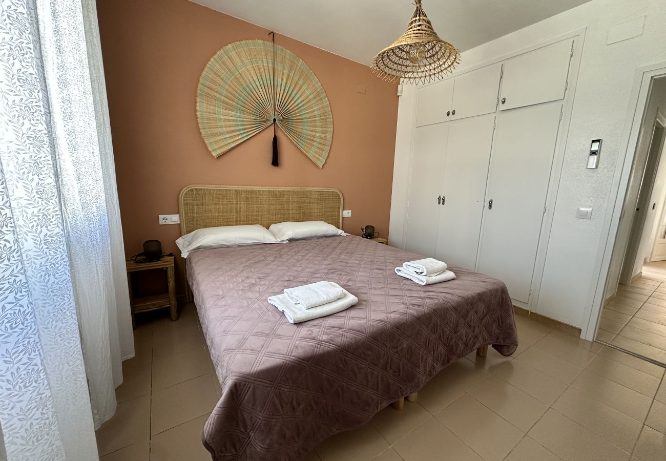 Villa in Sant Pere Pescador - Comfortable house with a pool very close to the beach.