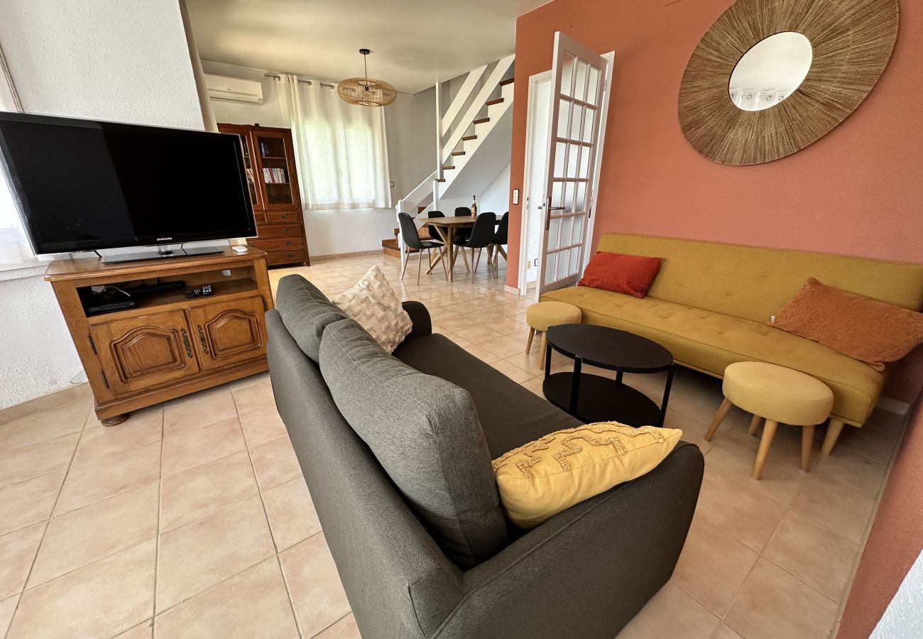 Villa in Sant Pere Pescador - Comfortable house with a pool very close to the beach.