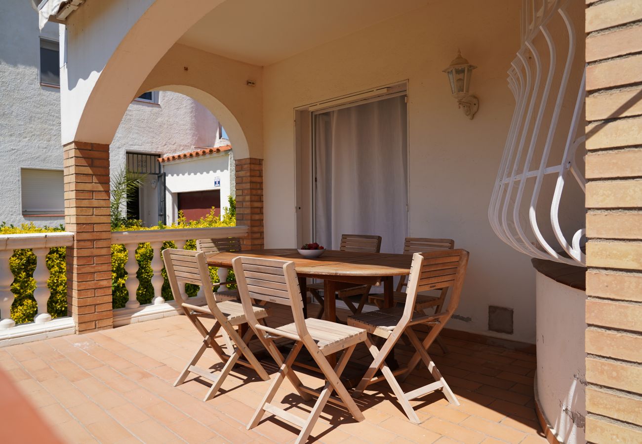 Villa in Sant Pere Pescador - Comfortable house with a pool very close to the beach.