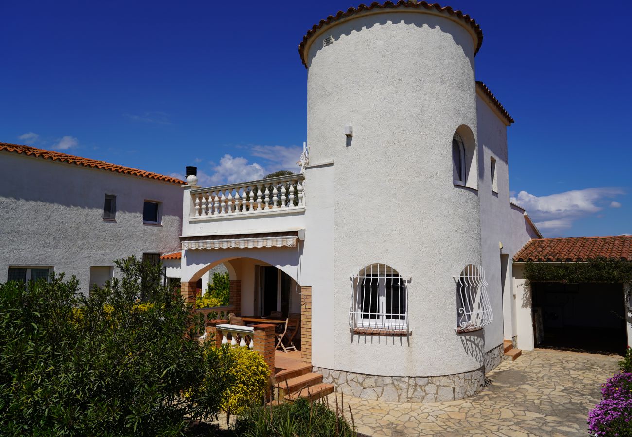 Villa in Sant Pere Pescador - Comfortable house with a pool very close to the beach.