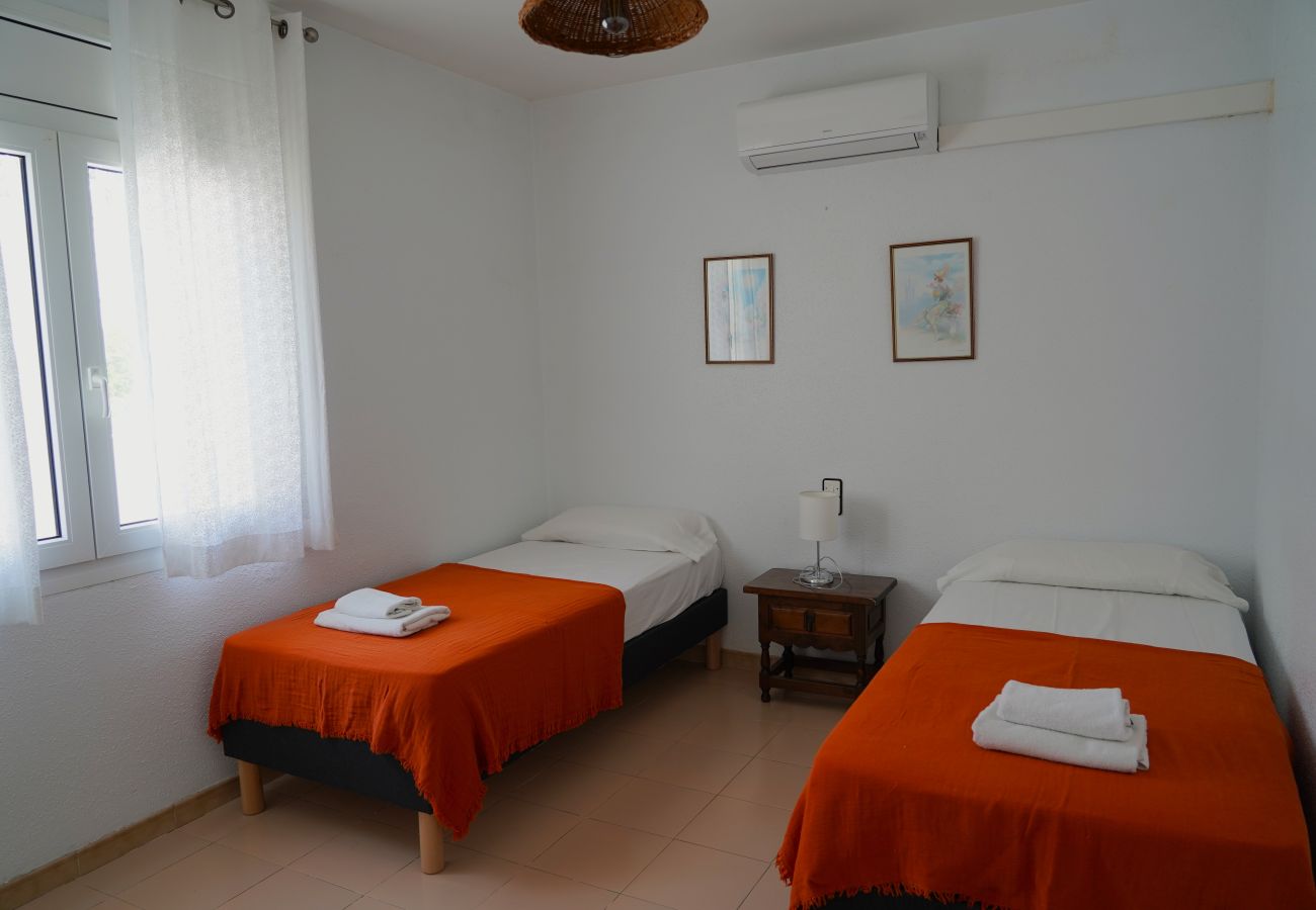 Villa in Sant Pere Pescador - Comfortable house with a pool very close to the beach.