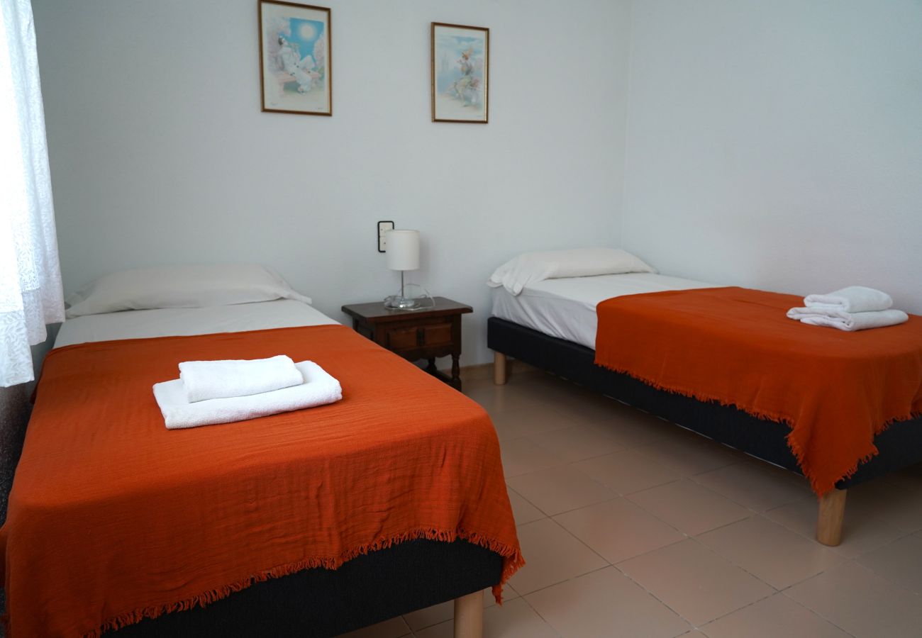 Villa in Sant Pere Pescador - Comfortable house with a pool very close to the beach.