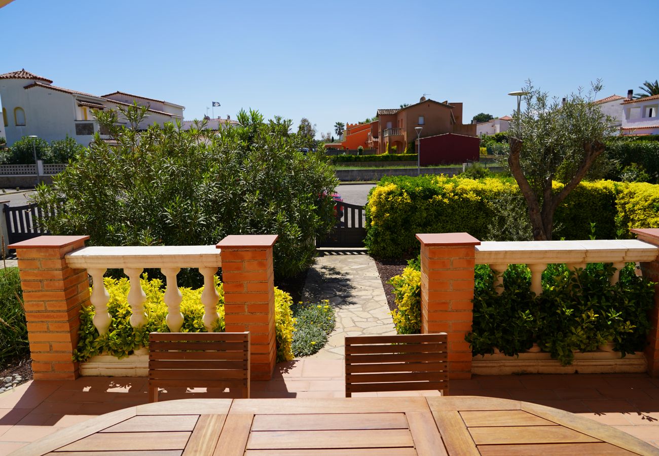 Villa in Sant Pere Pescador - Comfortable house with a pool very close to the beach.