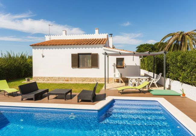 House in Sant Pere Pescador - Family-friendly holiday home near the beach in Sant Pere Pescador