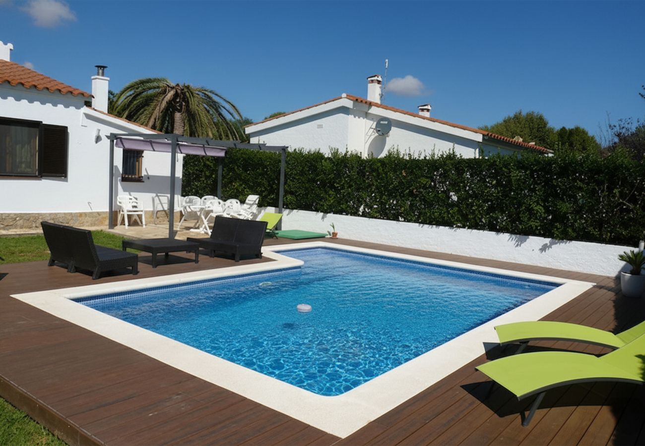 House in Sant Pere Pescador - Family-friendly holiday home near the beach in Sant Pere Pescador