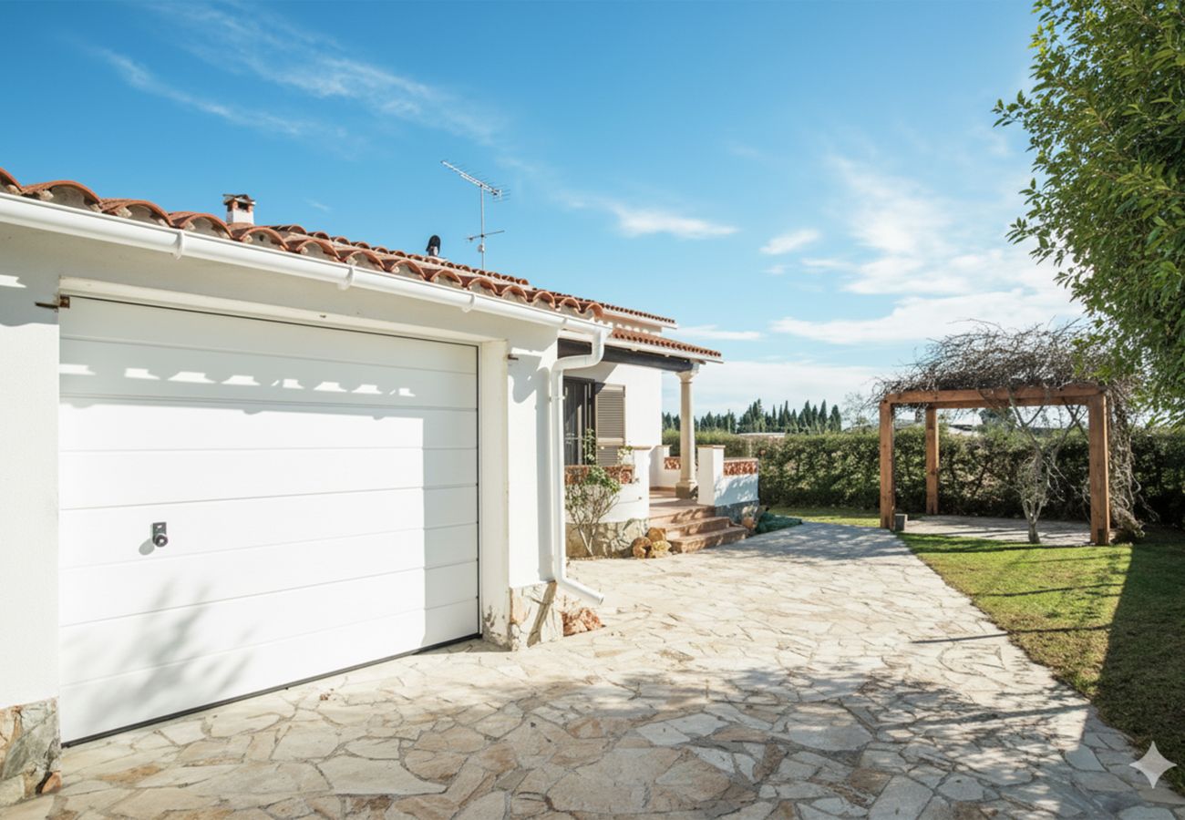 House in Sant Pere Pescador - Family-friendly holiday home near the beach in Sant Pere Pescador