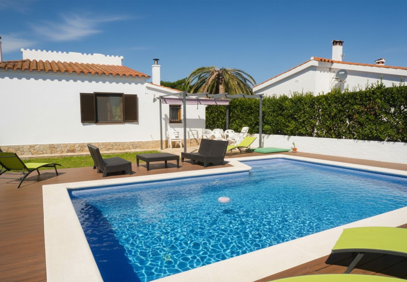 House in Sant Pere Pescador - Family-friendly holiday home near the beach in Sant Pere Pescador