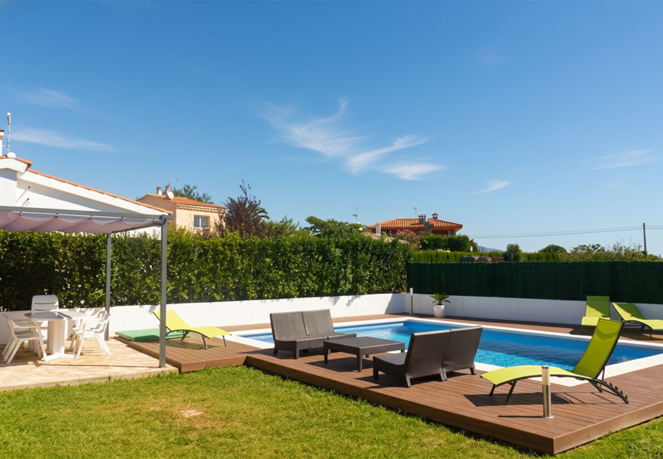 House in Sant Pere Pescador - Family-friendly holiday home near the beach in Sant Pere Pescador