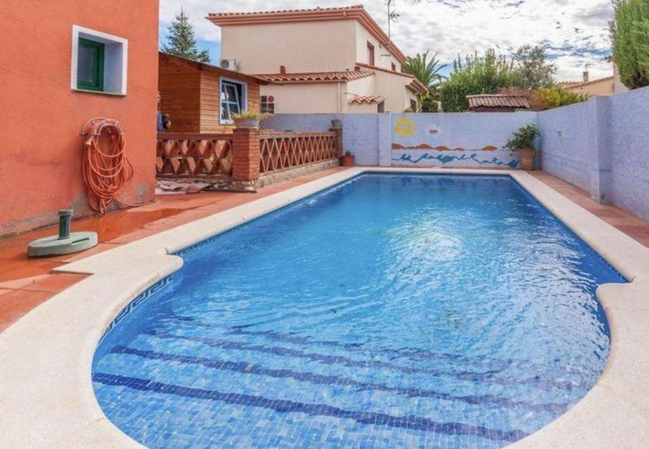 Villa in Sant Pere Pescador - Holiday home with private pool, Sant Pere Pescador