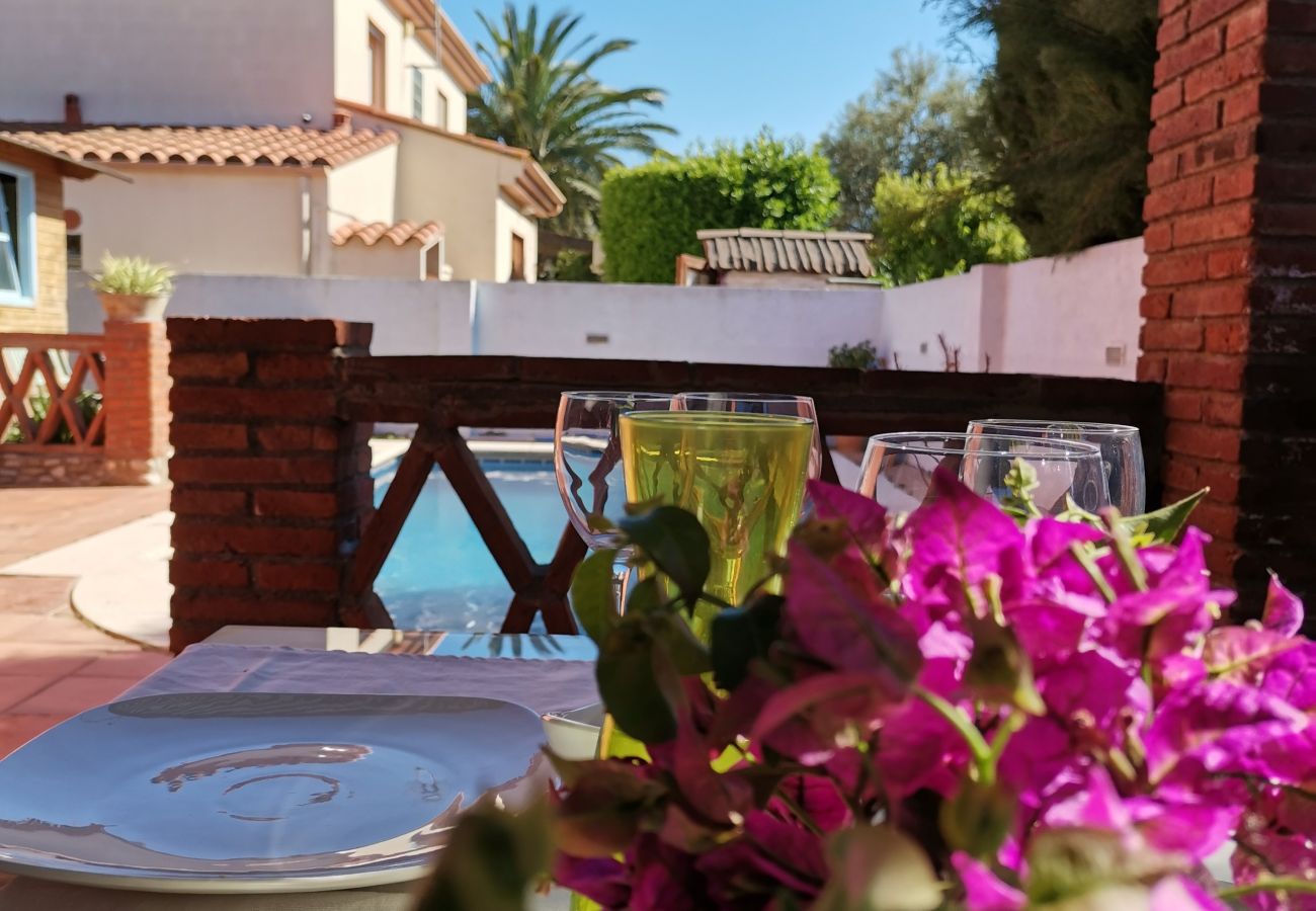 Villa in Sant Pere Pescador - Holiday home with private pool, Sant Pere Pescador