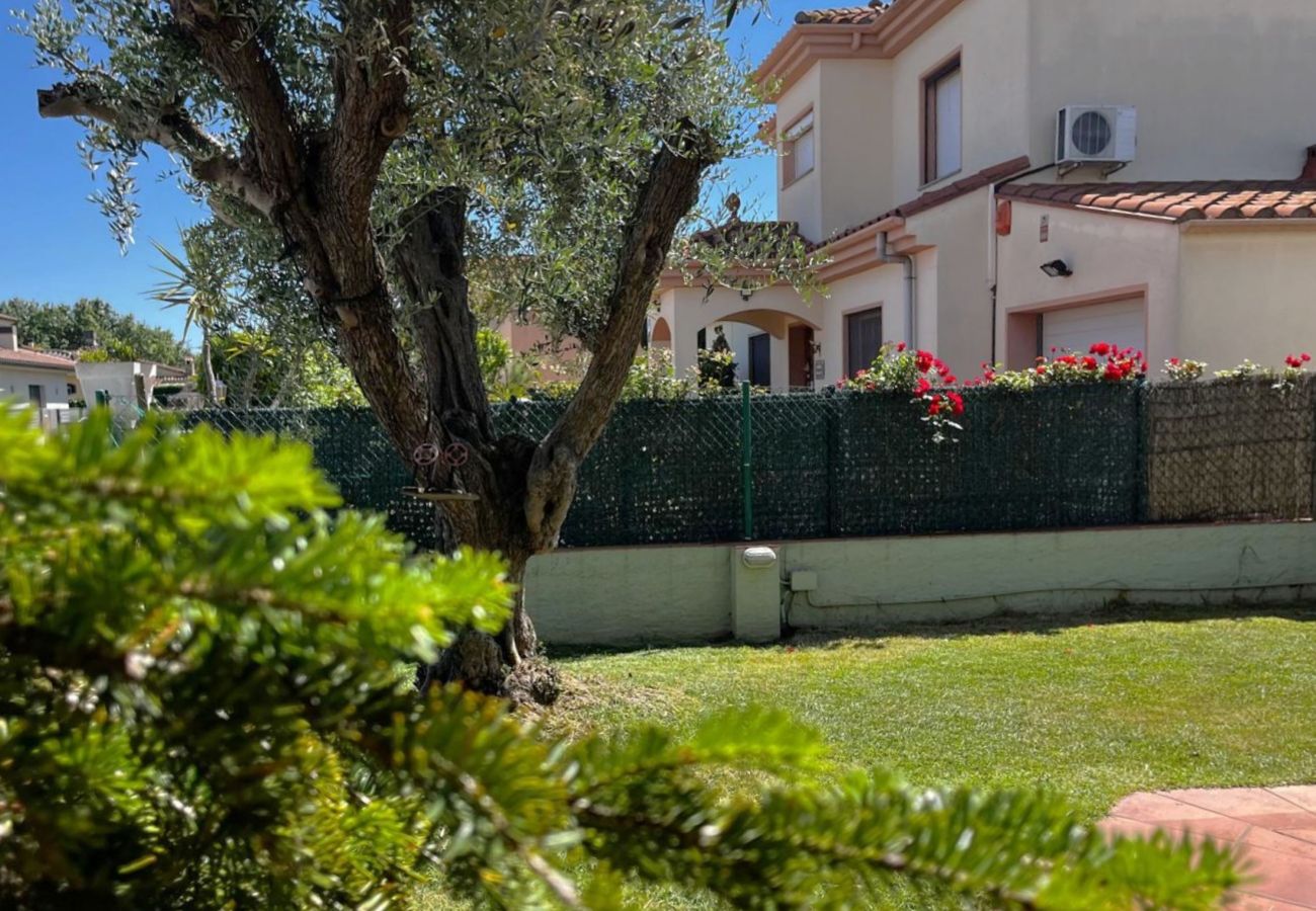 Villa in Sant Pere Pescador - Holiday home with private pool, Sant Pere Pescador